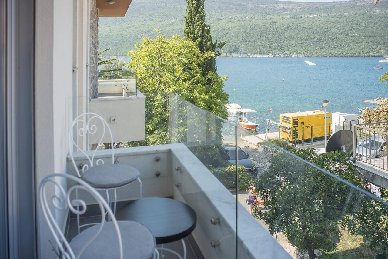 Riva Residence Thenovici Luaran gambar